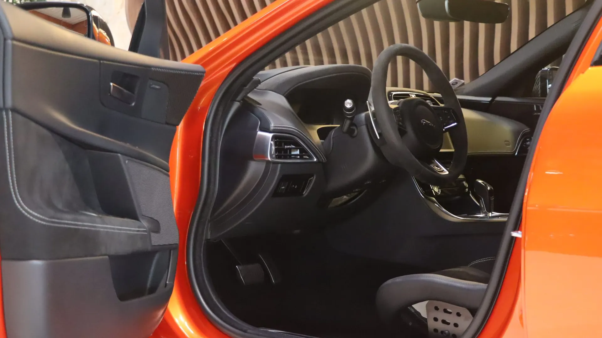 Jaguar XE — photo 8