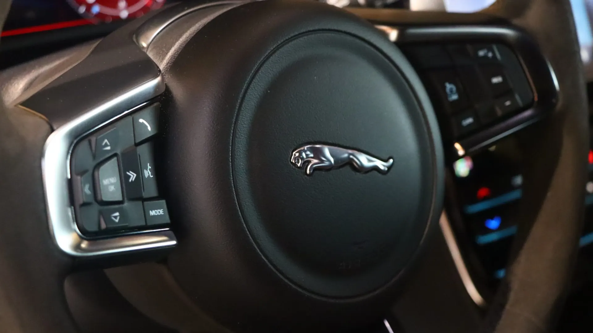 Jaguar XE — photo 20