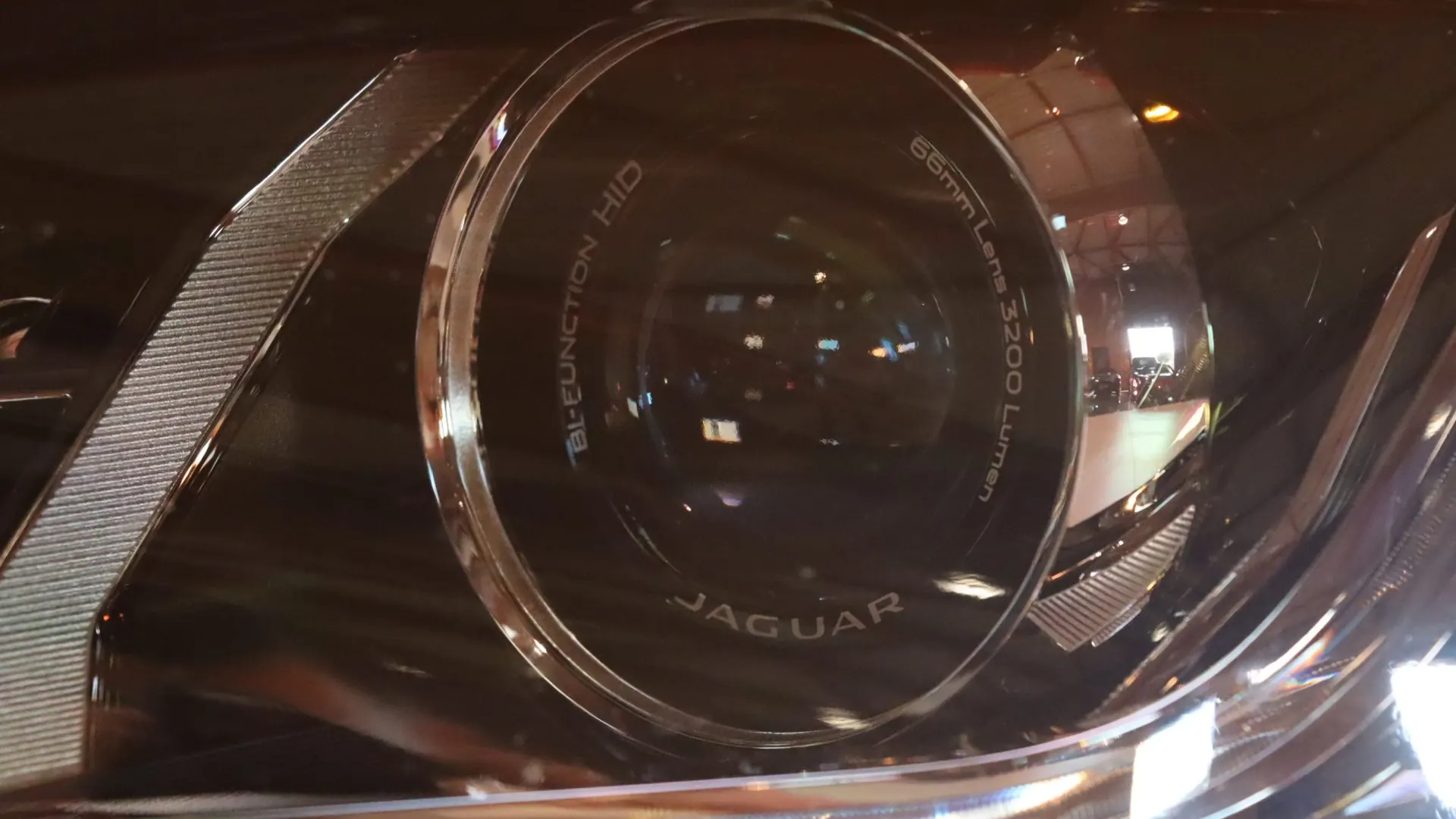Jaguar XE — photo 42