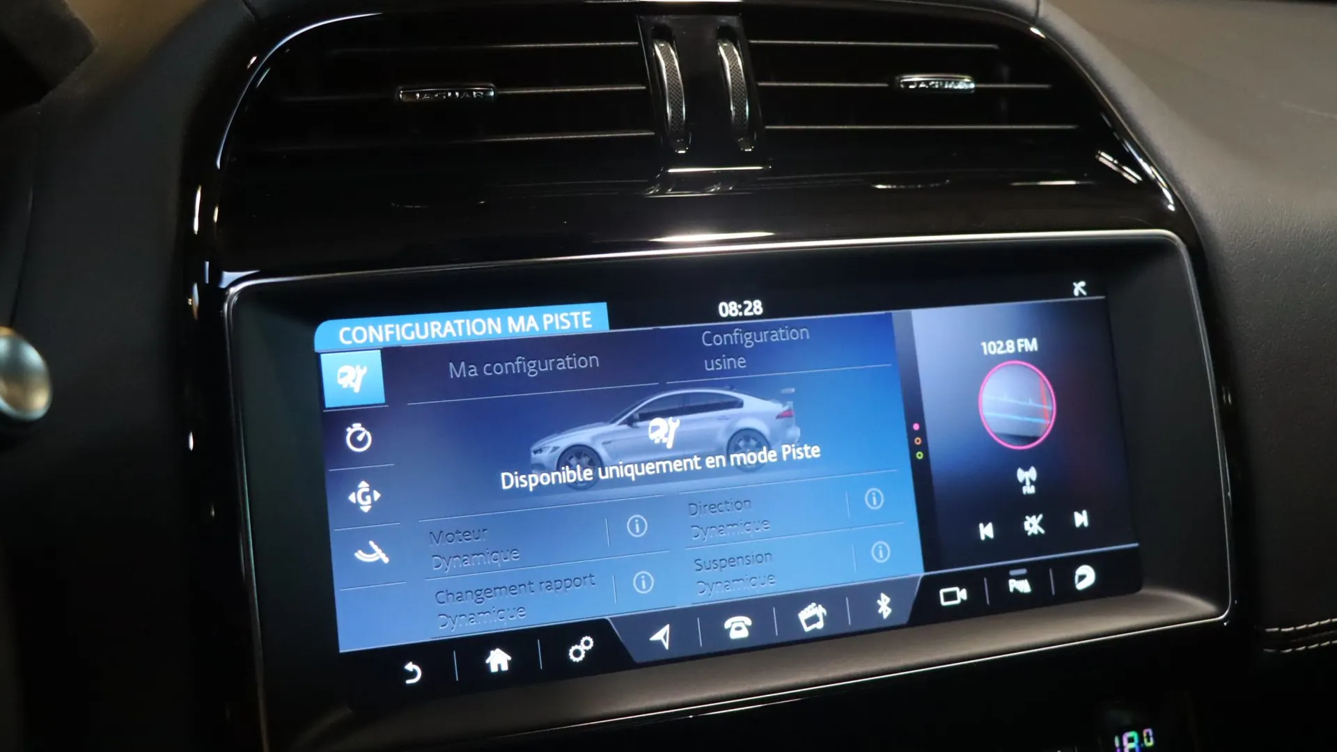 Jaguar XE — photo 24