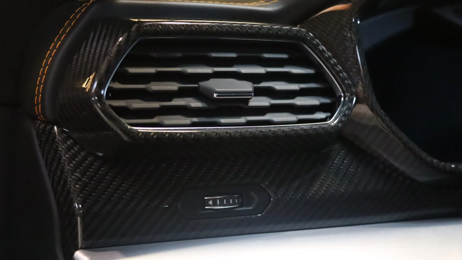 Lamborghini URUS — photo 18