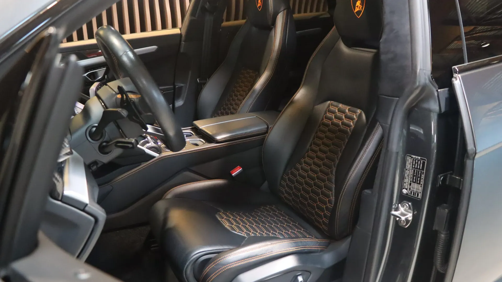 Lamborghini URUS — photo 6