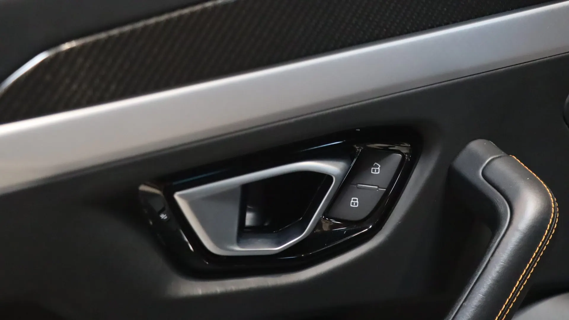 Lamborghini URUS — photo 11