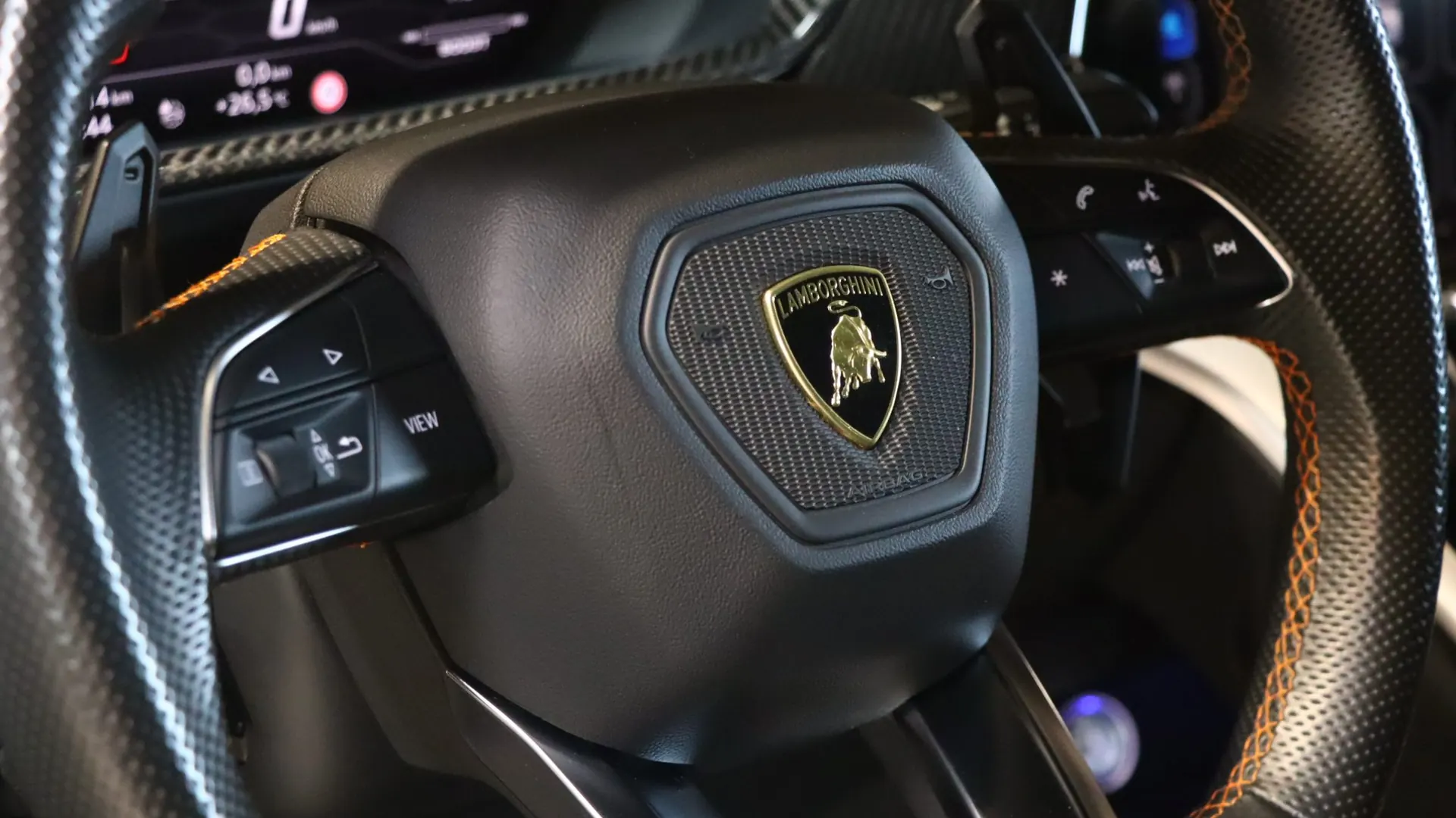 Lamborghini URUS — photo 25