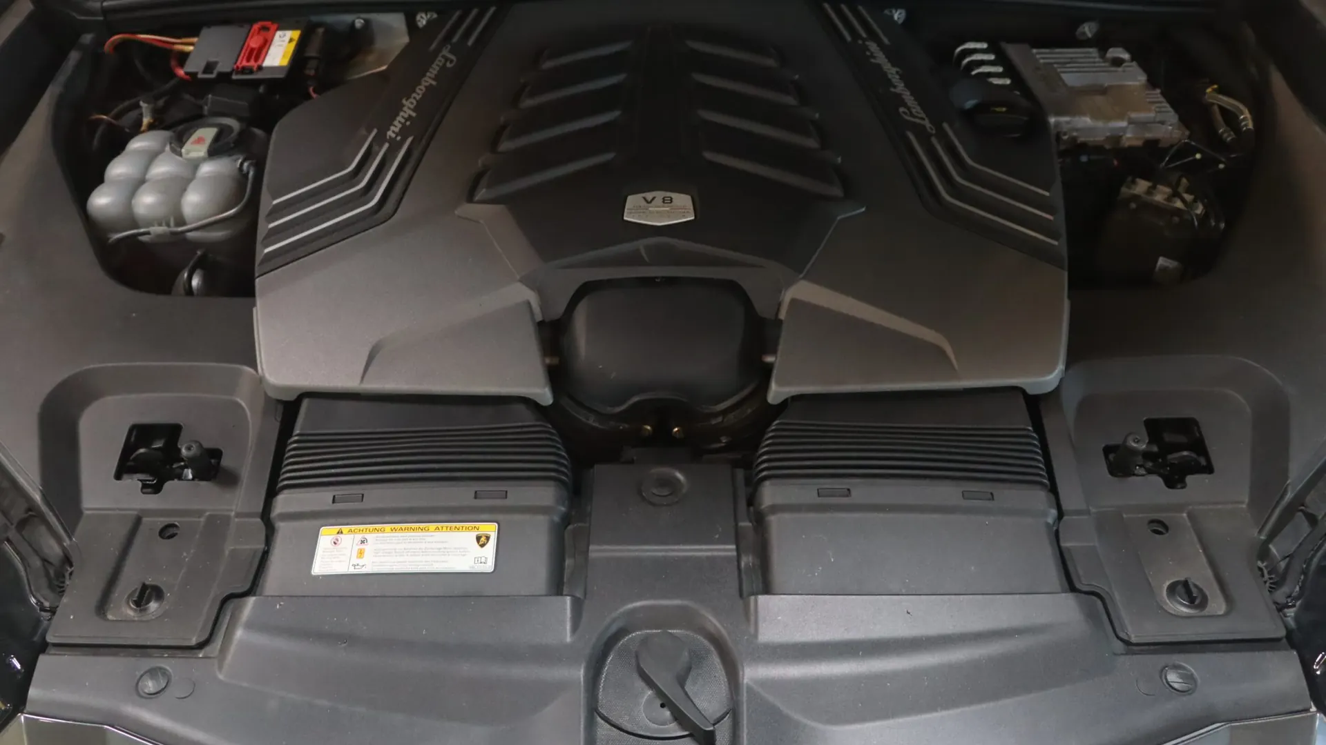 Lamborghini URUS — photo 48