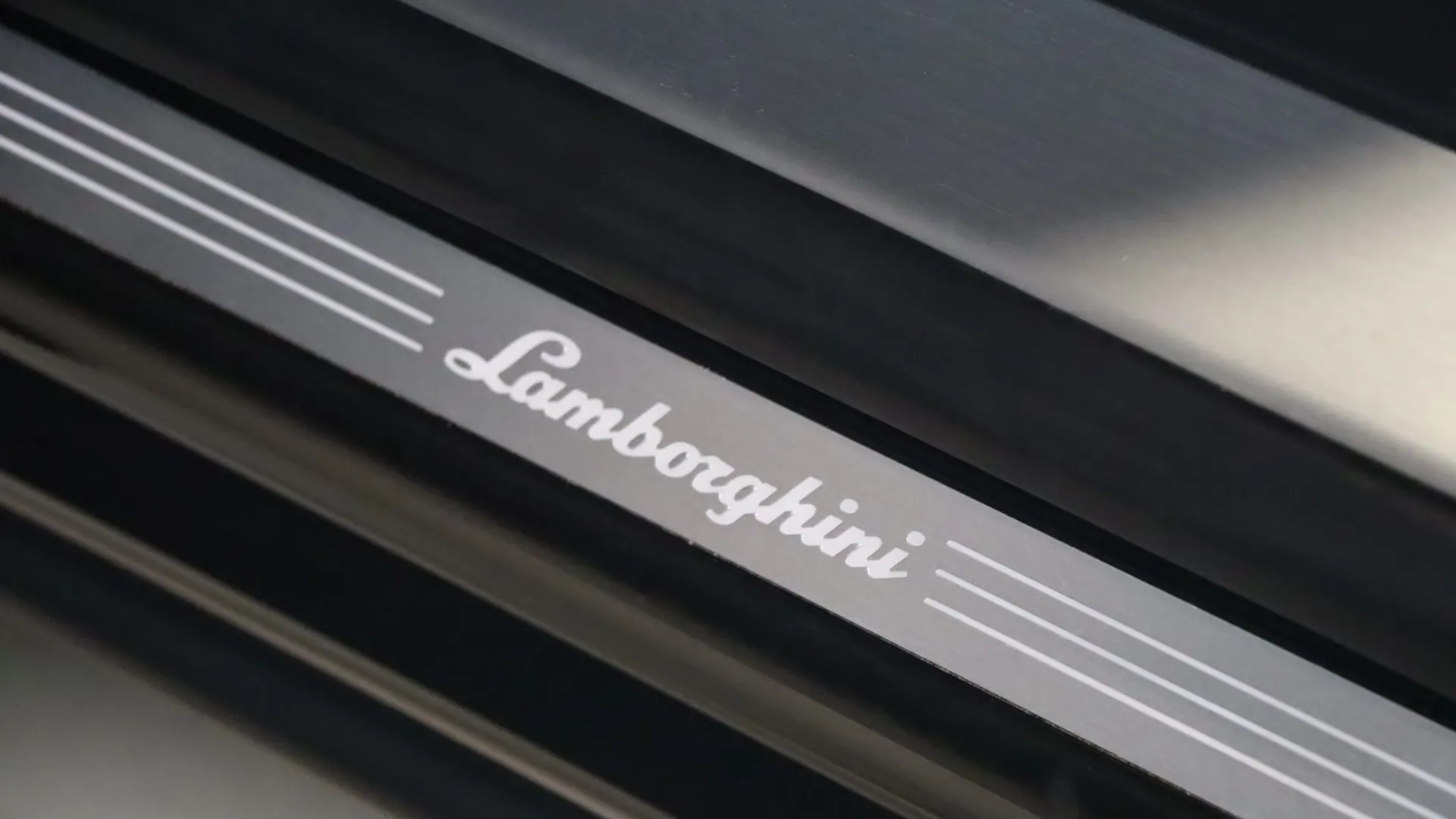 Lamborghini URUS — photo 15