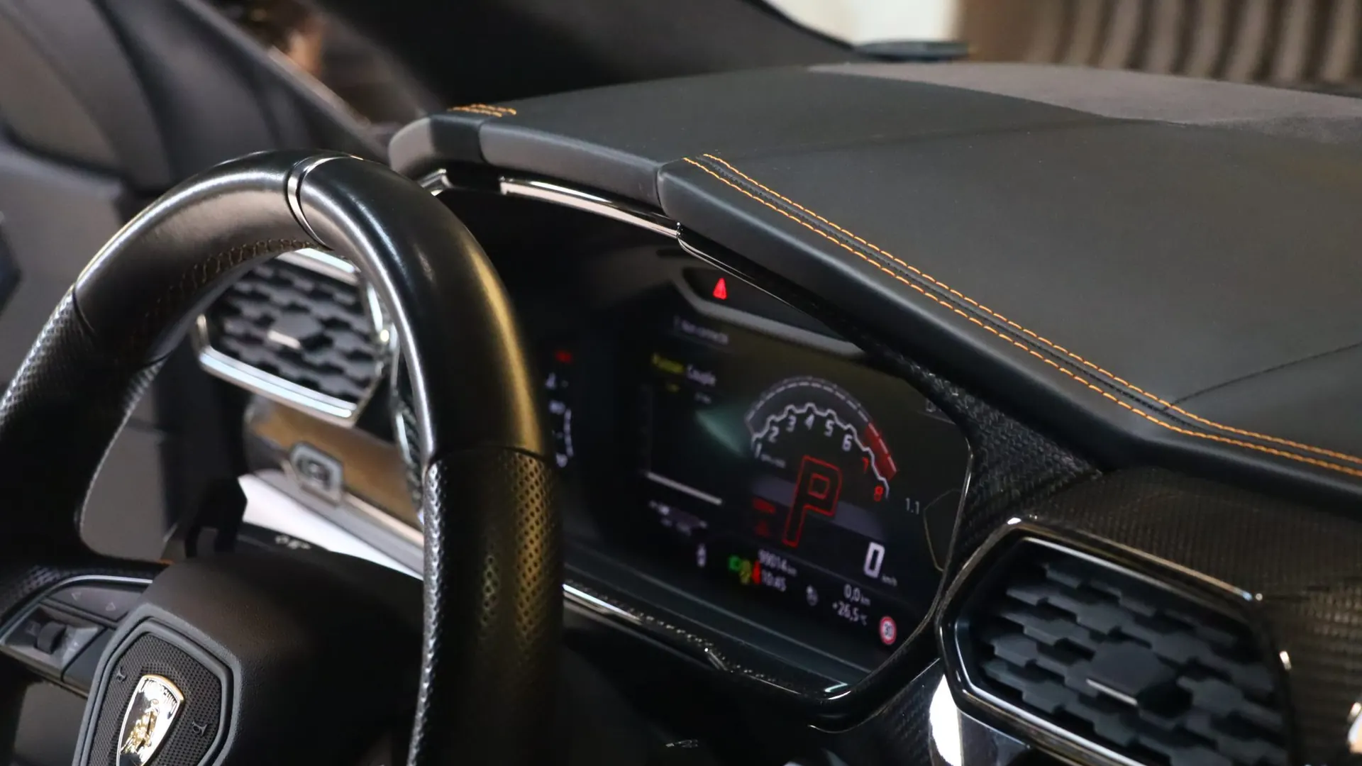 Lamborghini URUS — photo 28