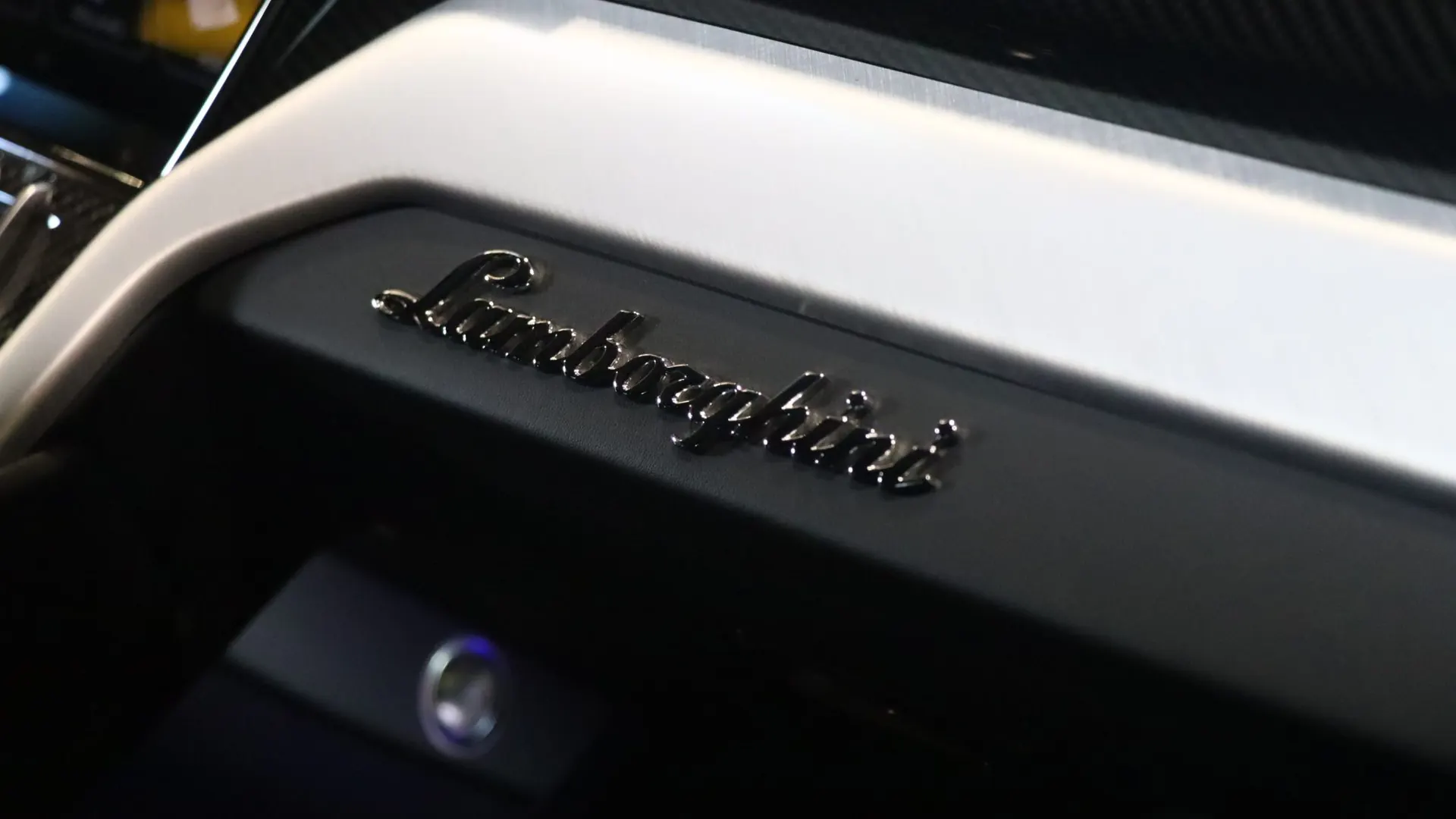 Lamborghini URUS — photo 35