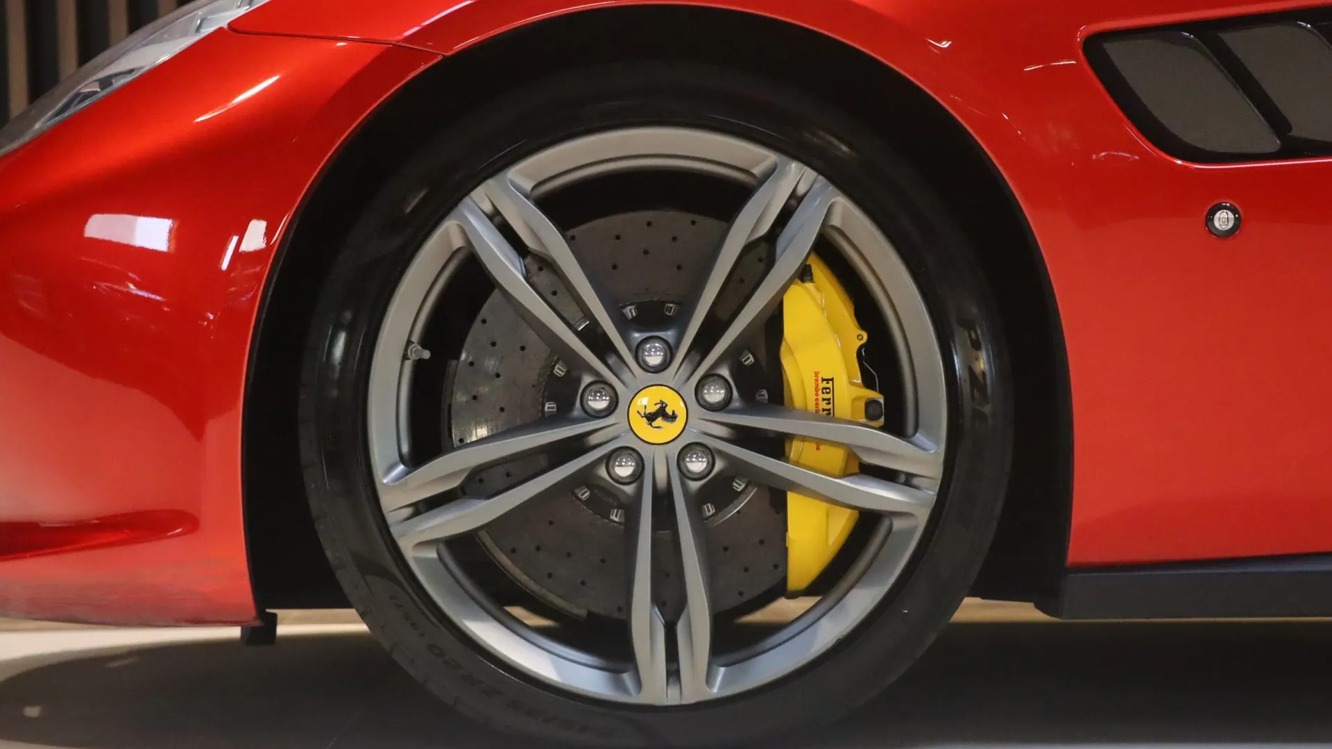 Ferrari GTC4 — photo 47