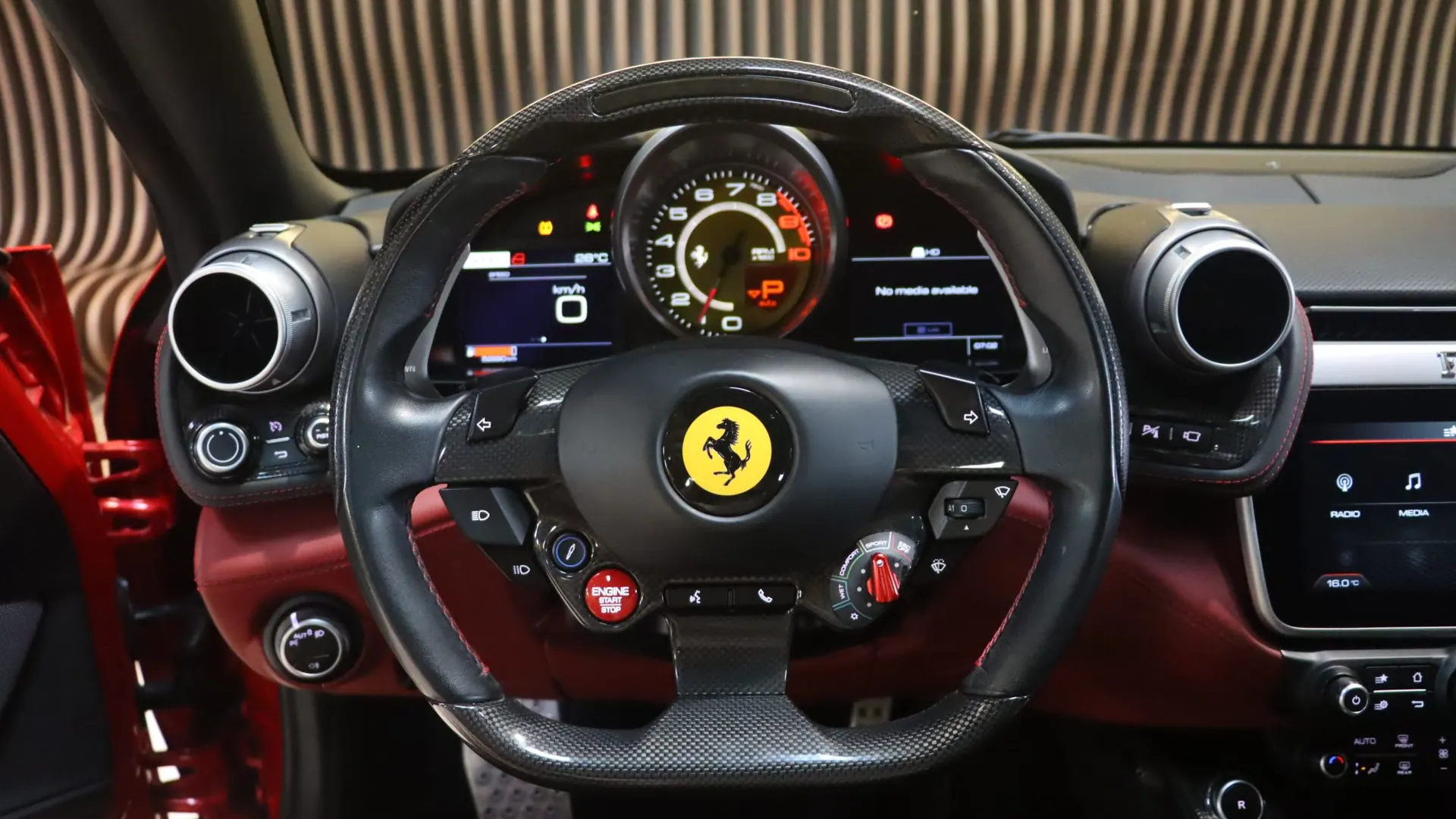 Ferrari GTC4 — photo 9
