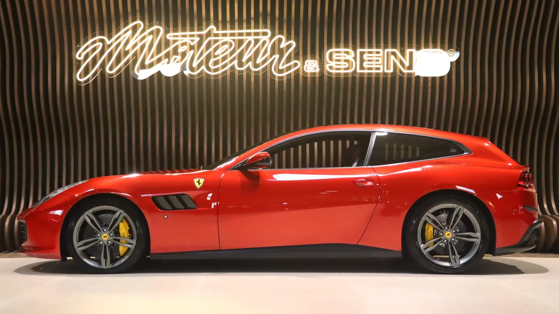 Ferrari GTC4 — photo 5