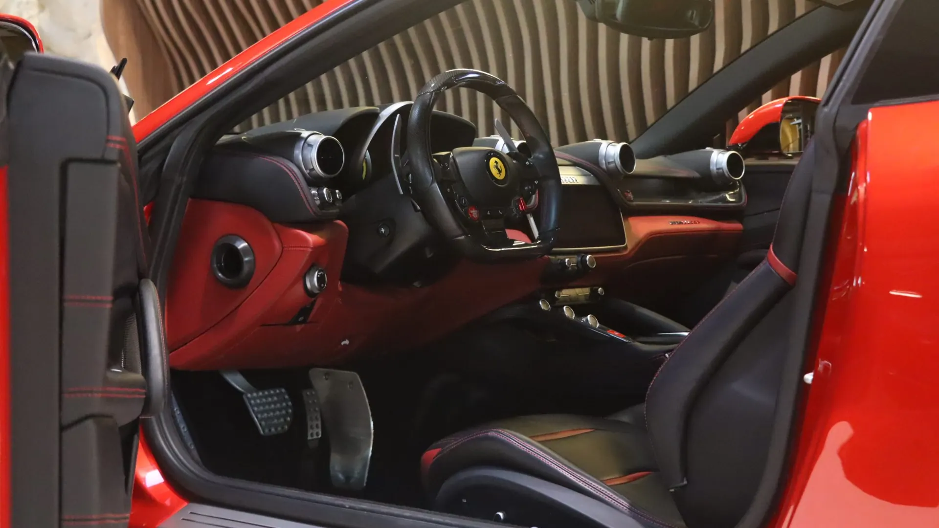 Ferrari GTC4 — photo 8