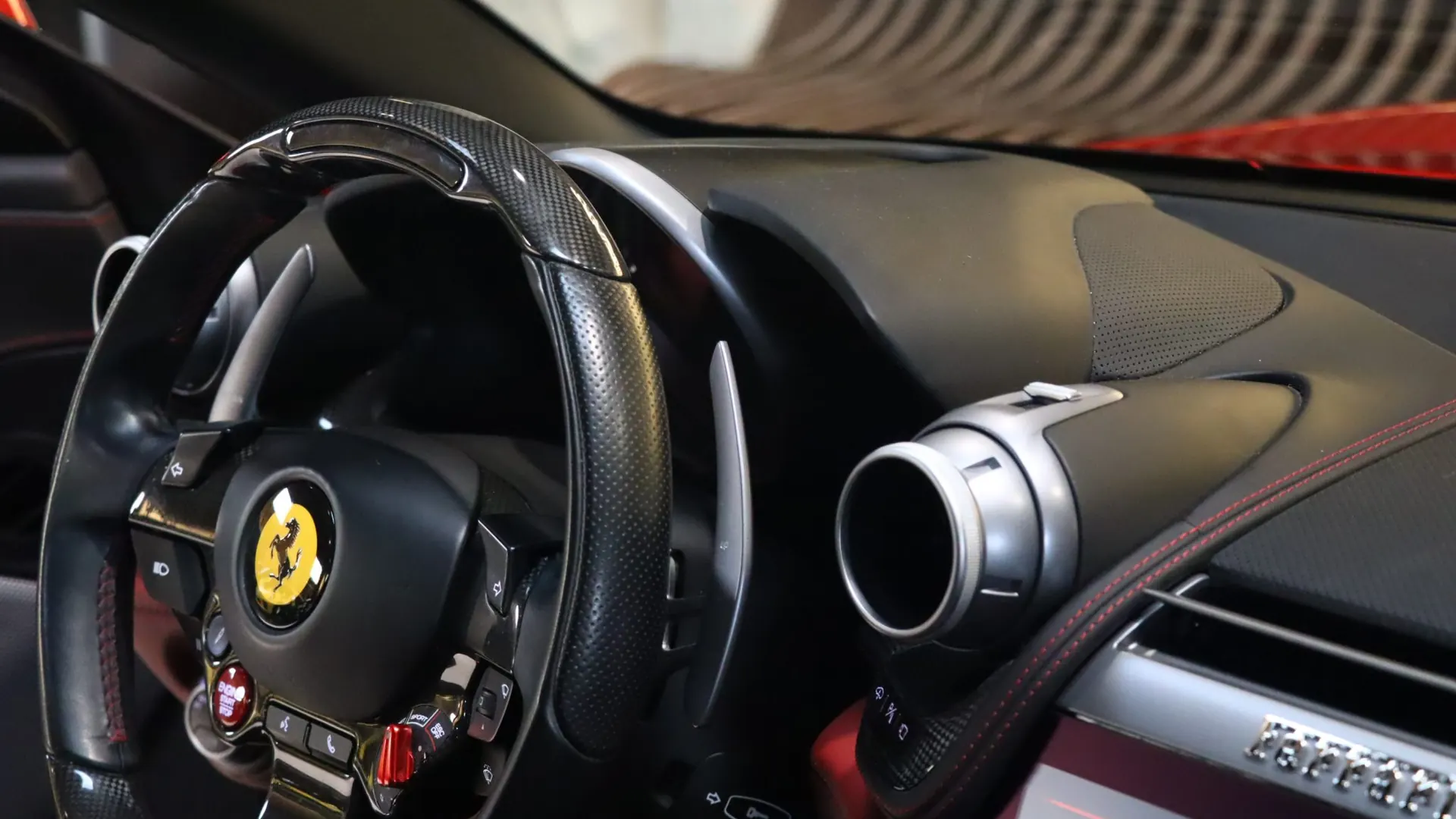 Ferrari GTC4 — photo 25
