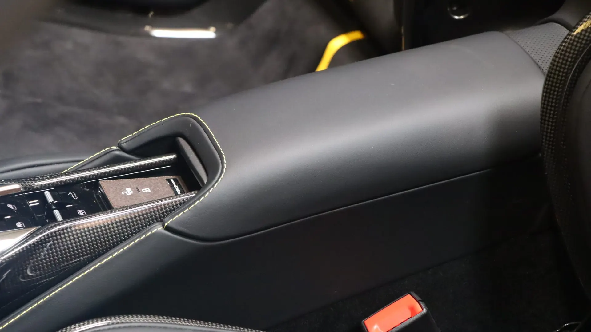 Ferrari SF90 — photo 32