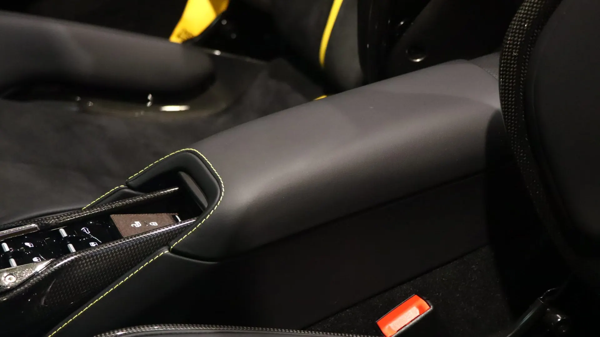 Ferrari SF90 — photo 28