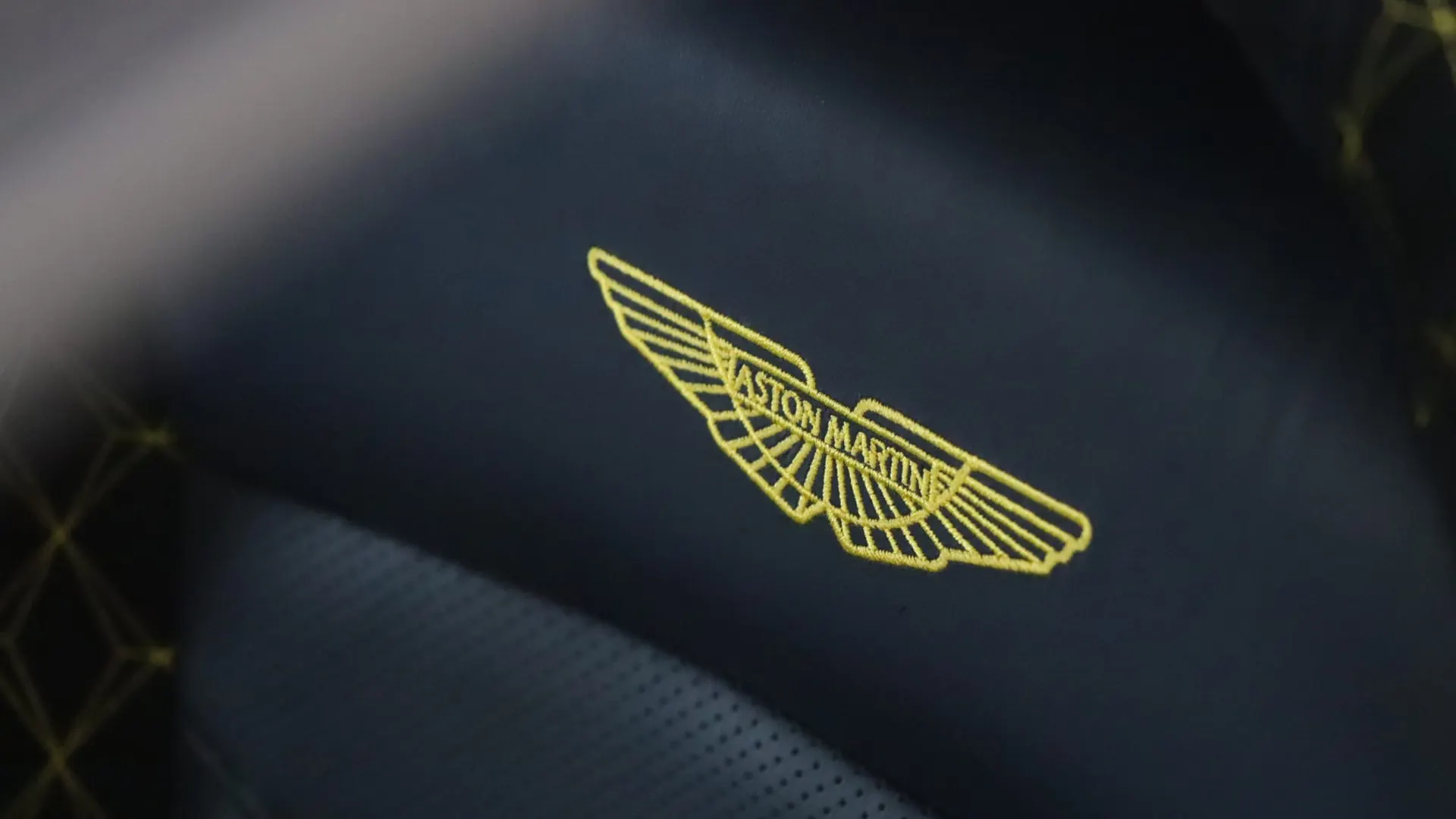 Aston Martin DBS — photo 37