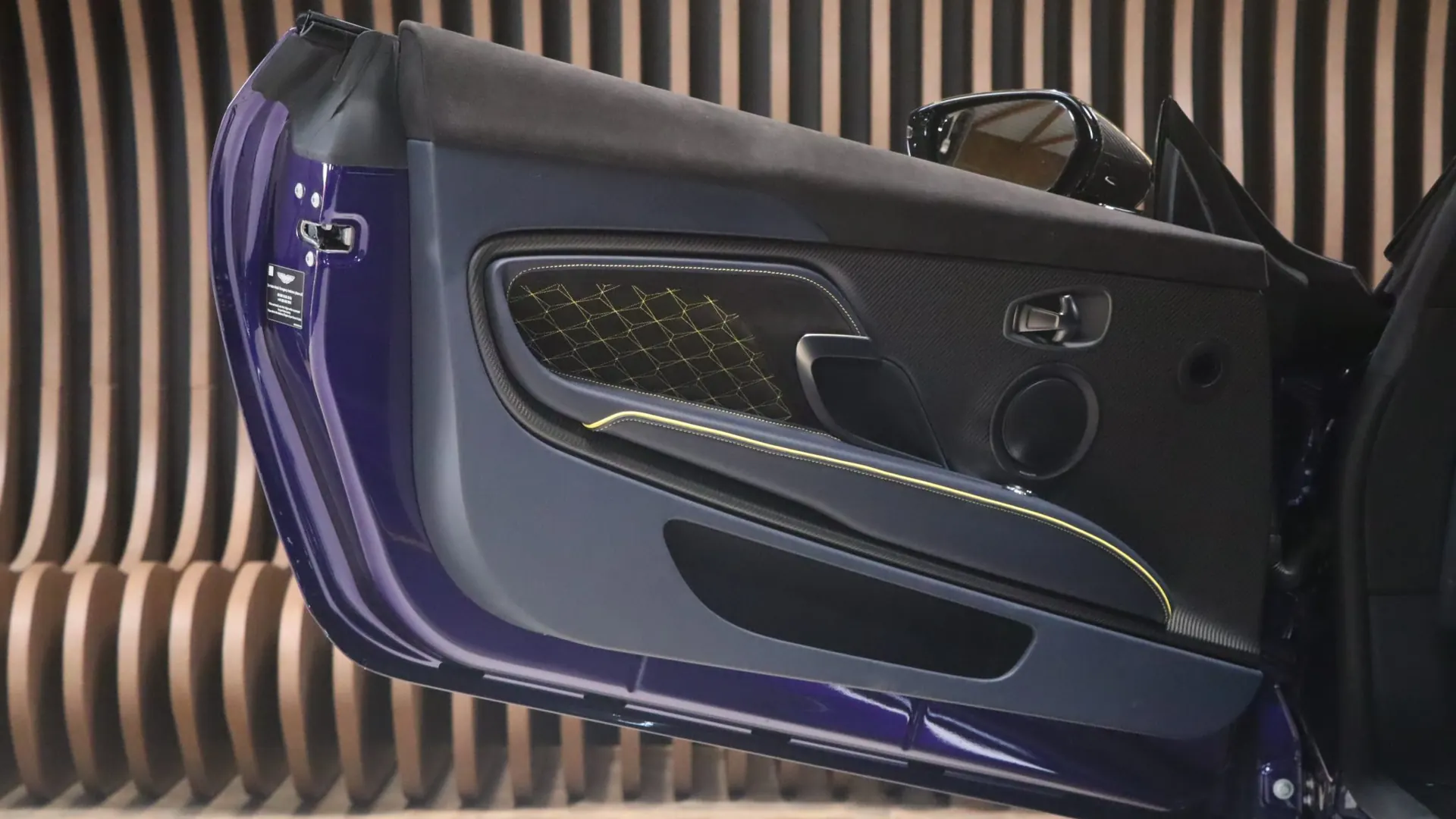 Aston Martin DBS — photo 10