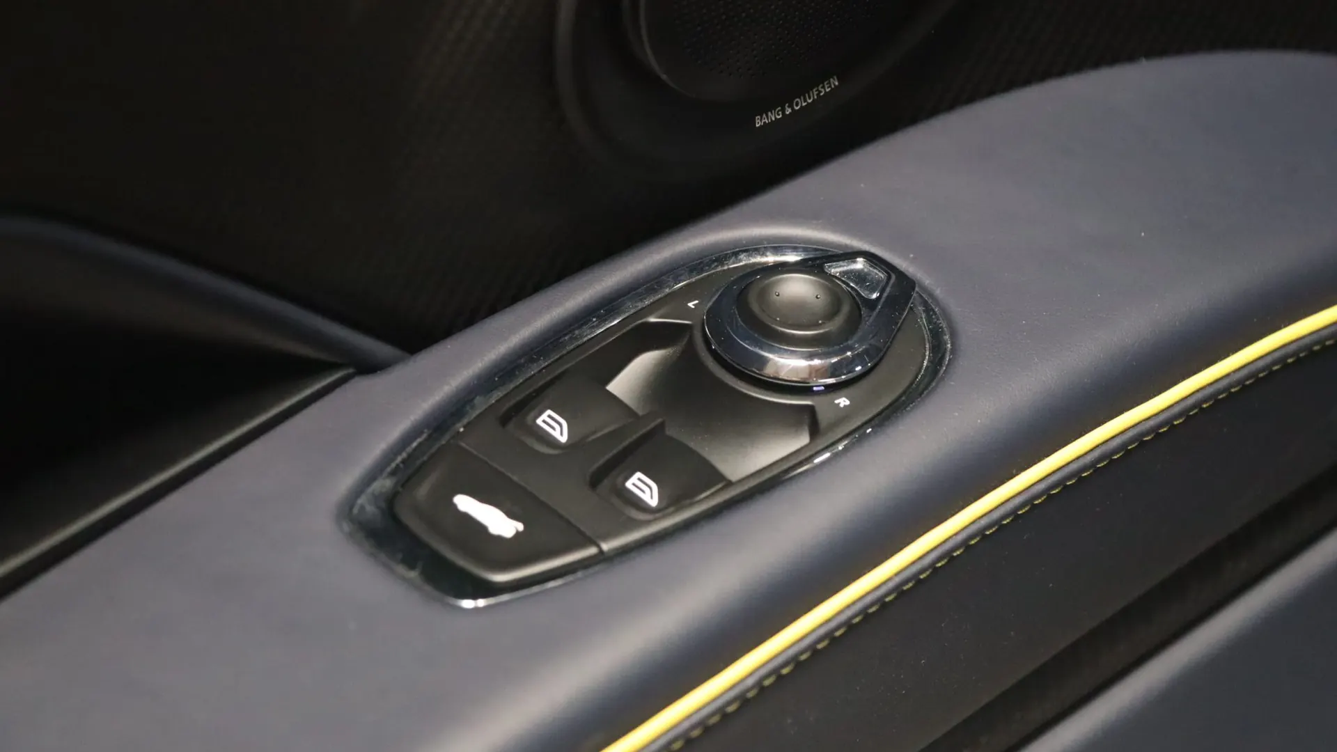 Aston Martin DBS — photo 13