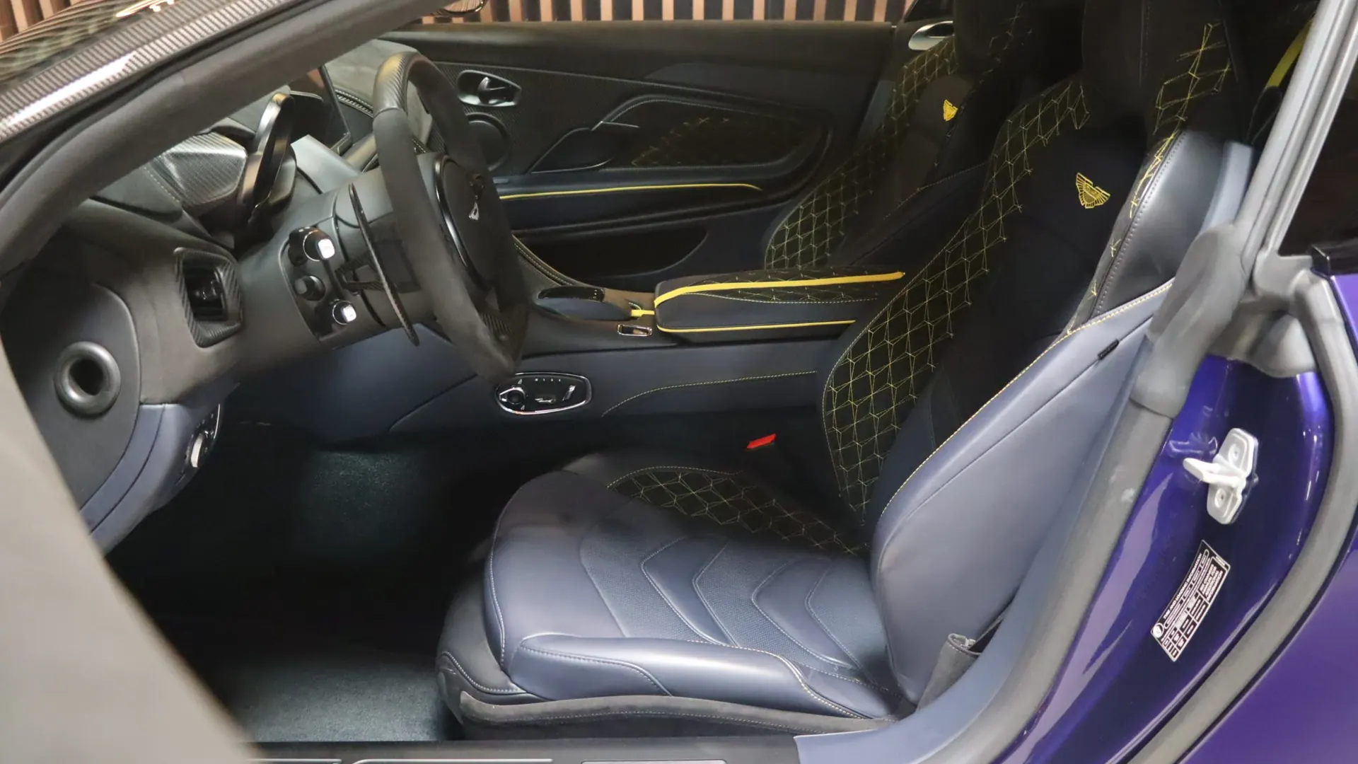 Aston Martin DBS — photo 7
