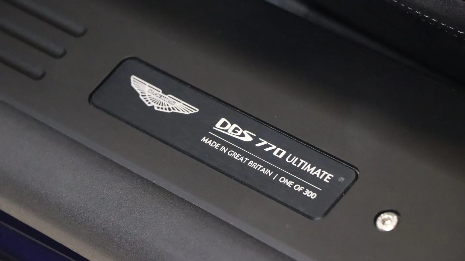 Aston Martin DBS — photo 14