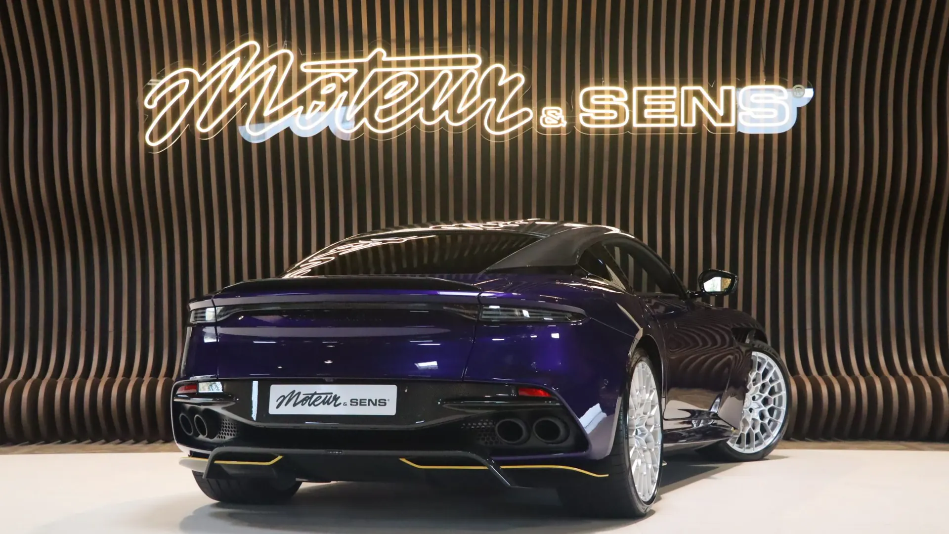 Aston Martin DBS — photo 2