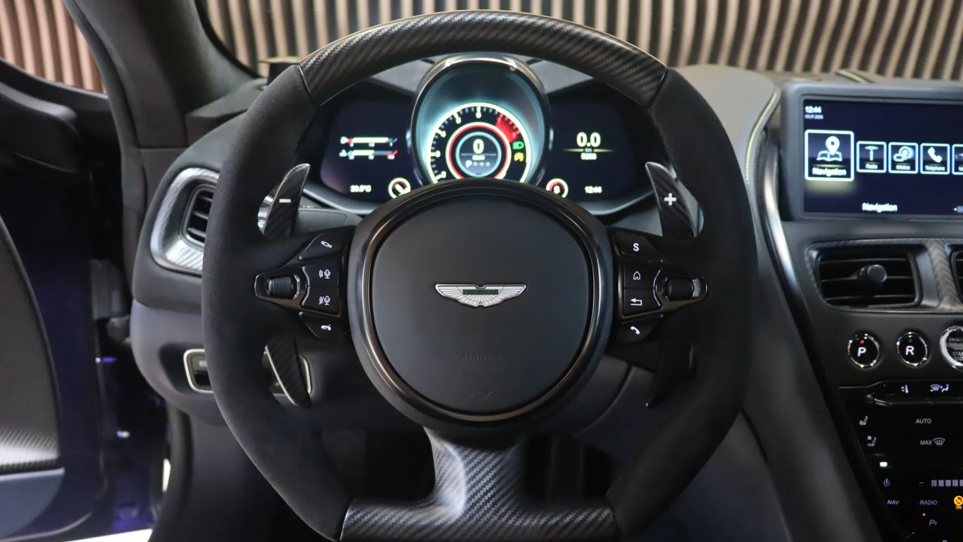 Aston Martin DBS — photo 9