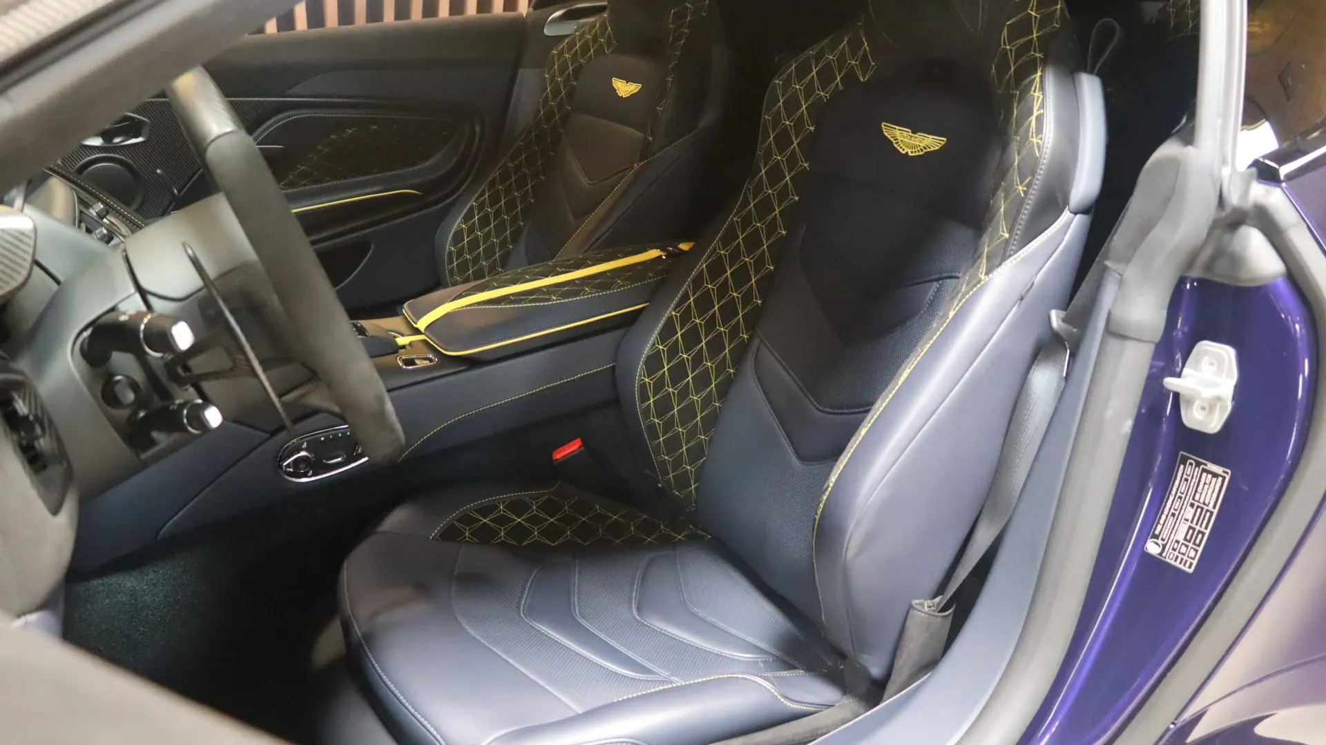 Aston Martin DBS — photo 6