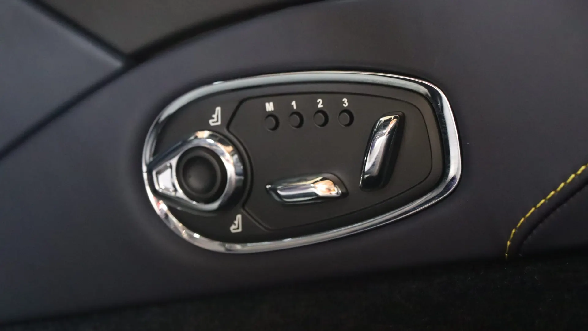Aston Martin DBS — photo 15