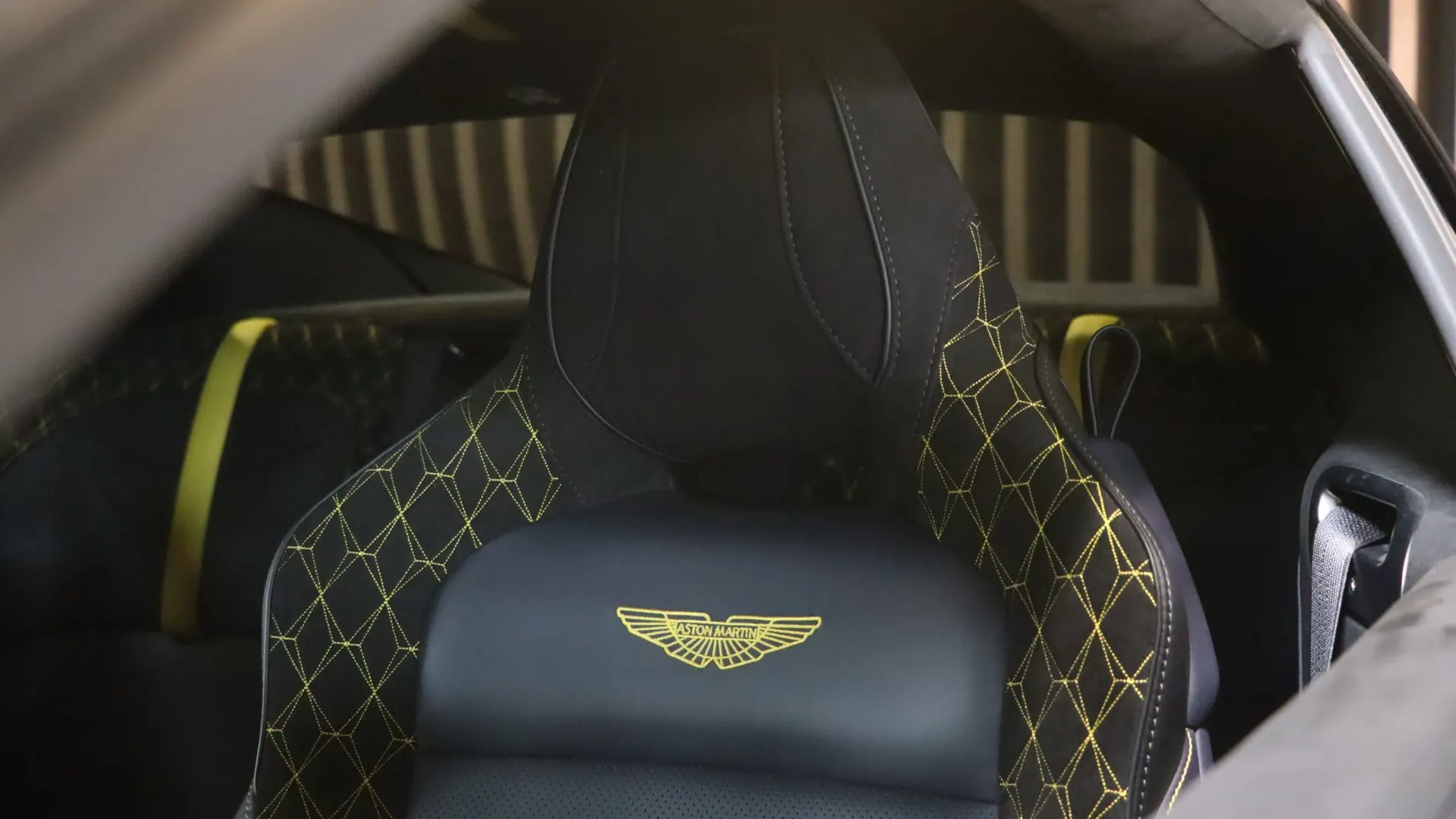 Aston Martin DBS — photo 36