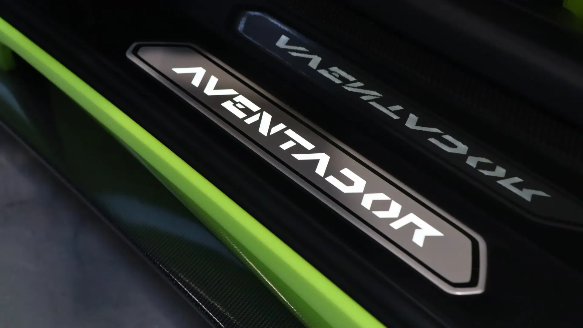 Lamborghini AVENTADOR — photo 13