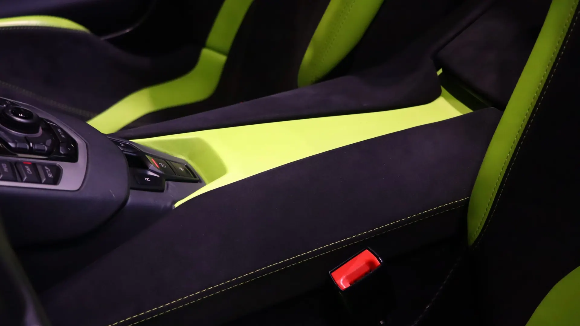 Lamborghini AVENTADOR — photo 32