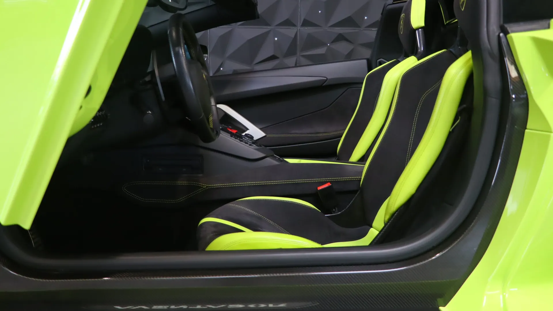 Lamborghini AVENTADOR — photo 7