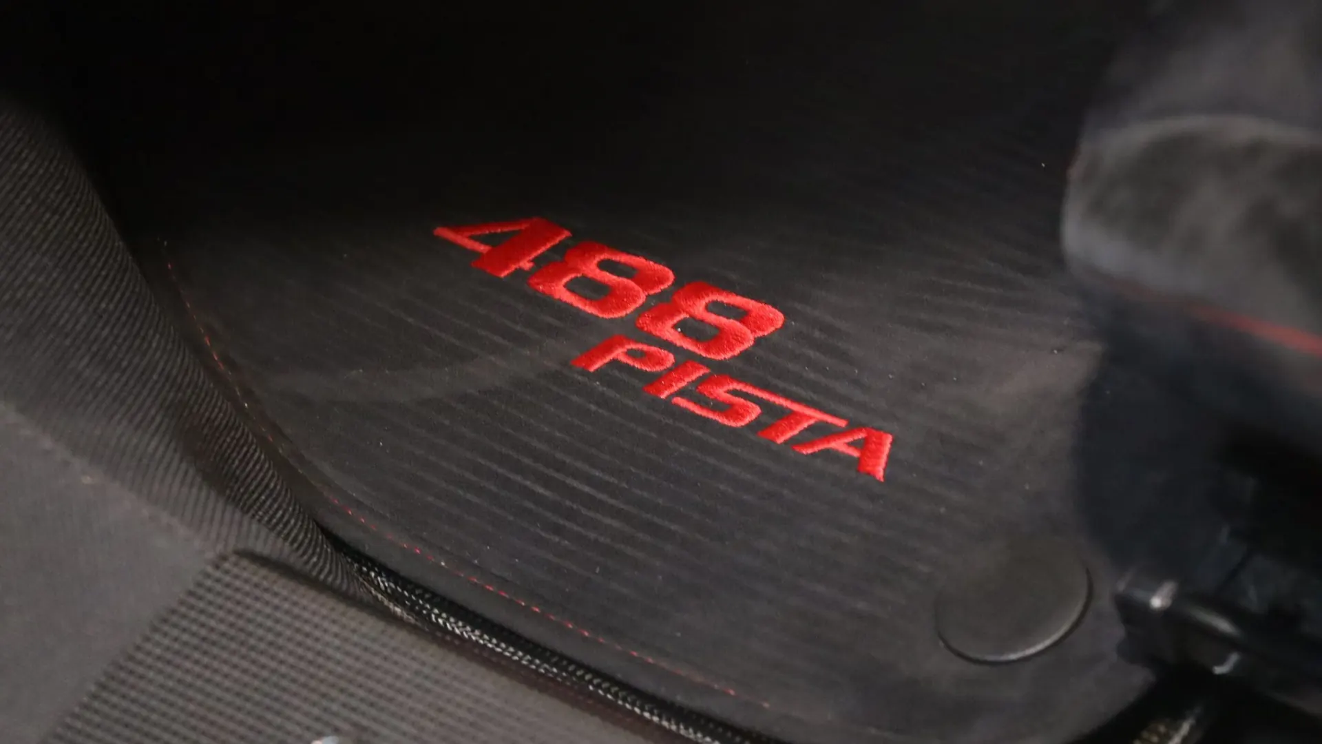 Ferrari 488 — photo 15