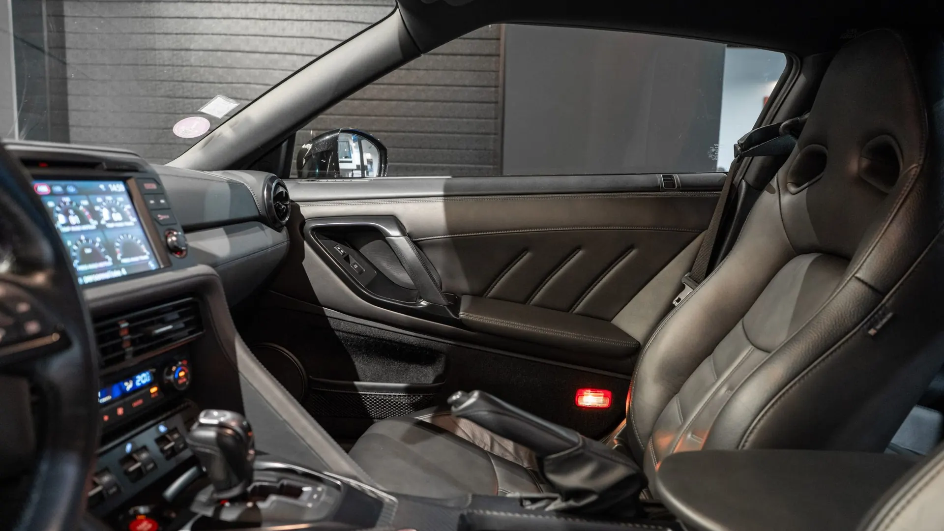 Nissan GT-R — photo 25