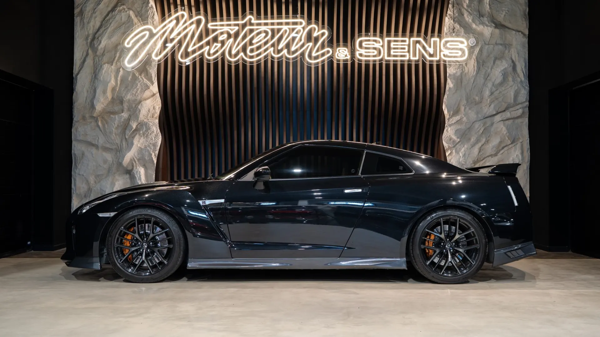 Nissan GT-R — photo 5