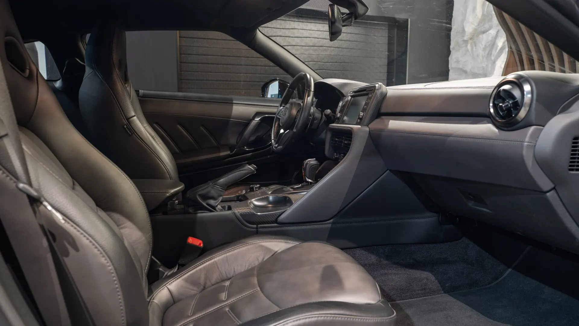 Nissan GT-R — photo 11