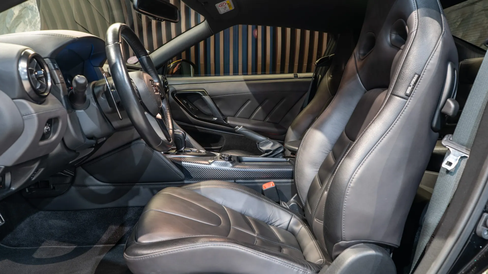 Nissan GT-R — photo 7