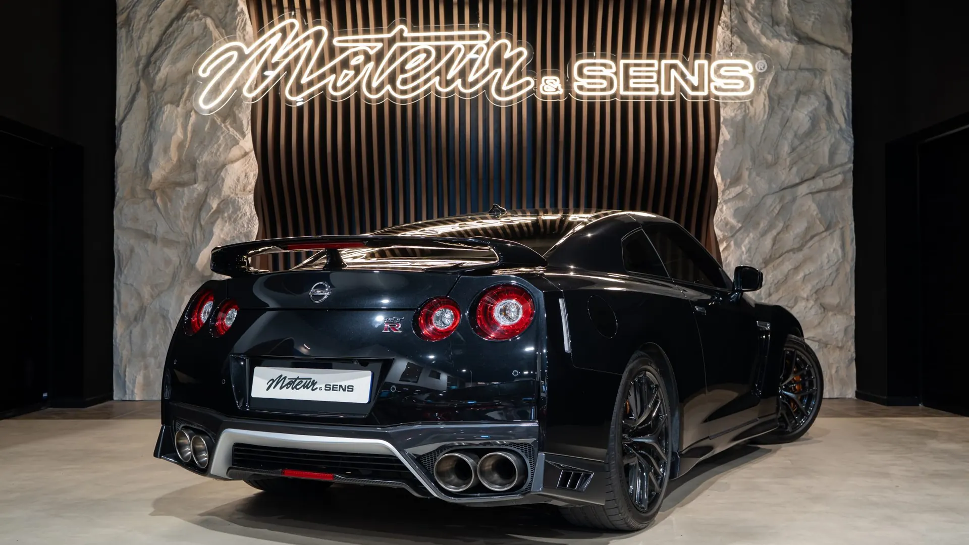 Nissan GT-R — photo 2