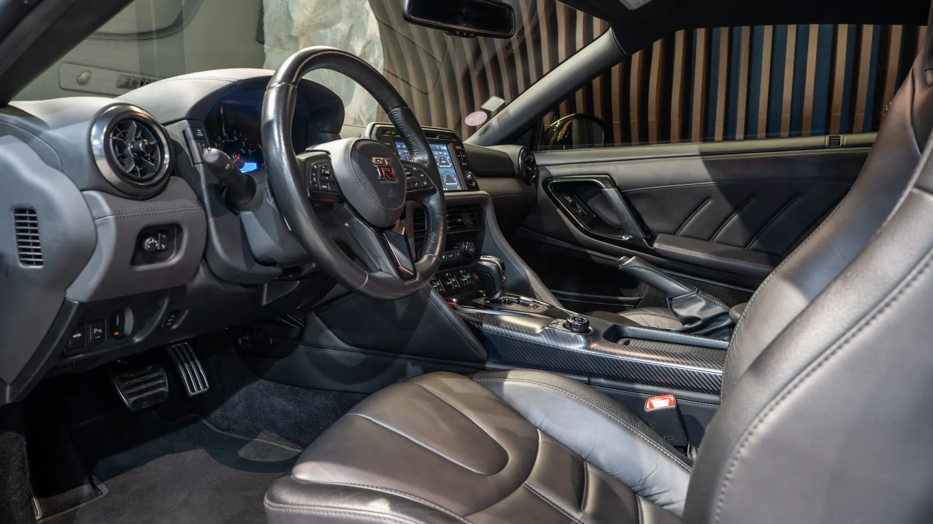 Nissan GT-R — photo 8