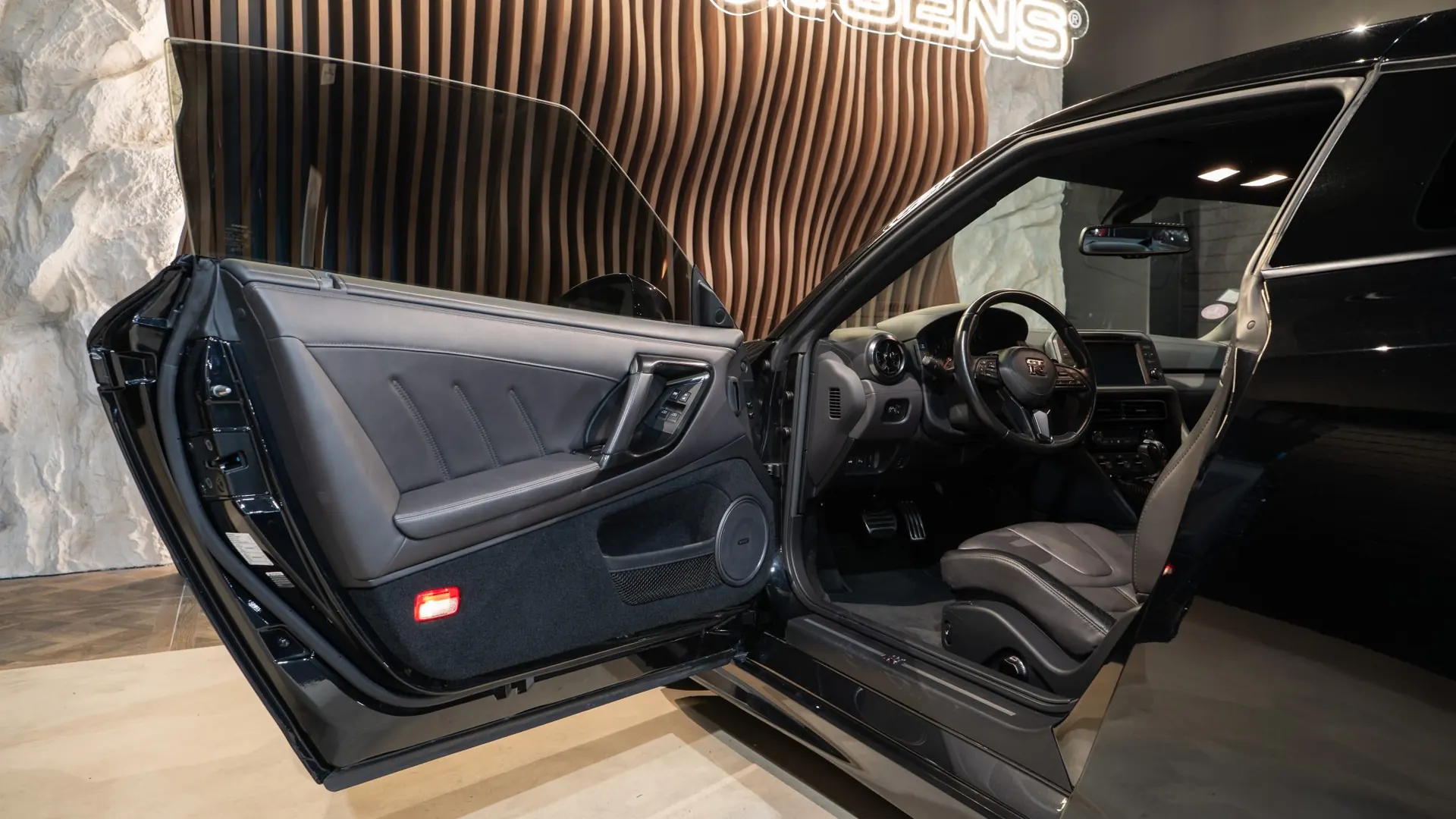 Nissan GT-R — photo 10