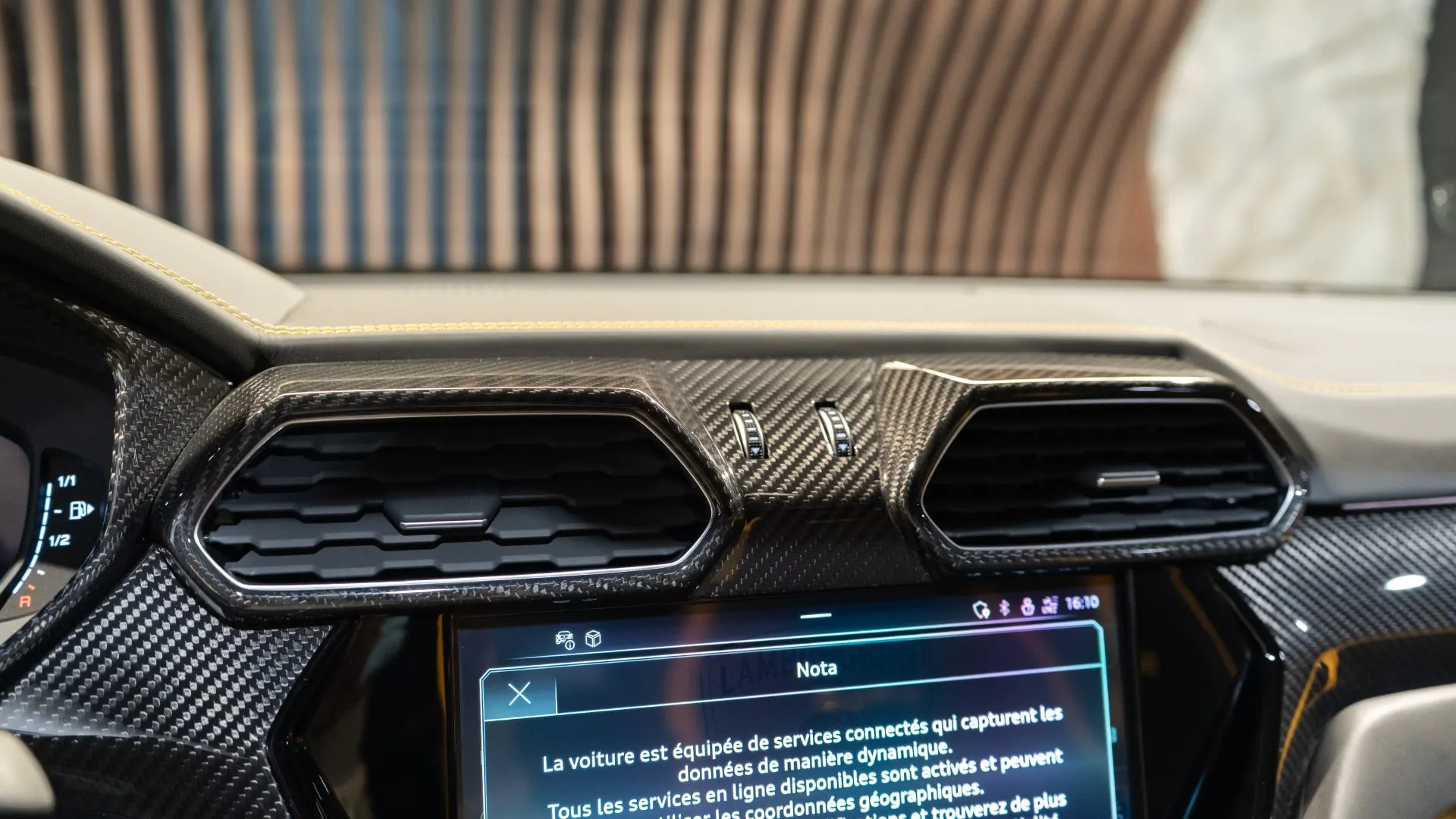 Lamborghini URUS — photo 28