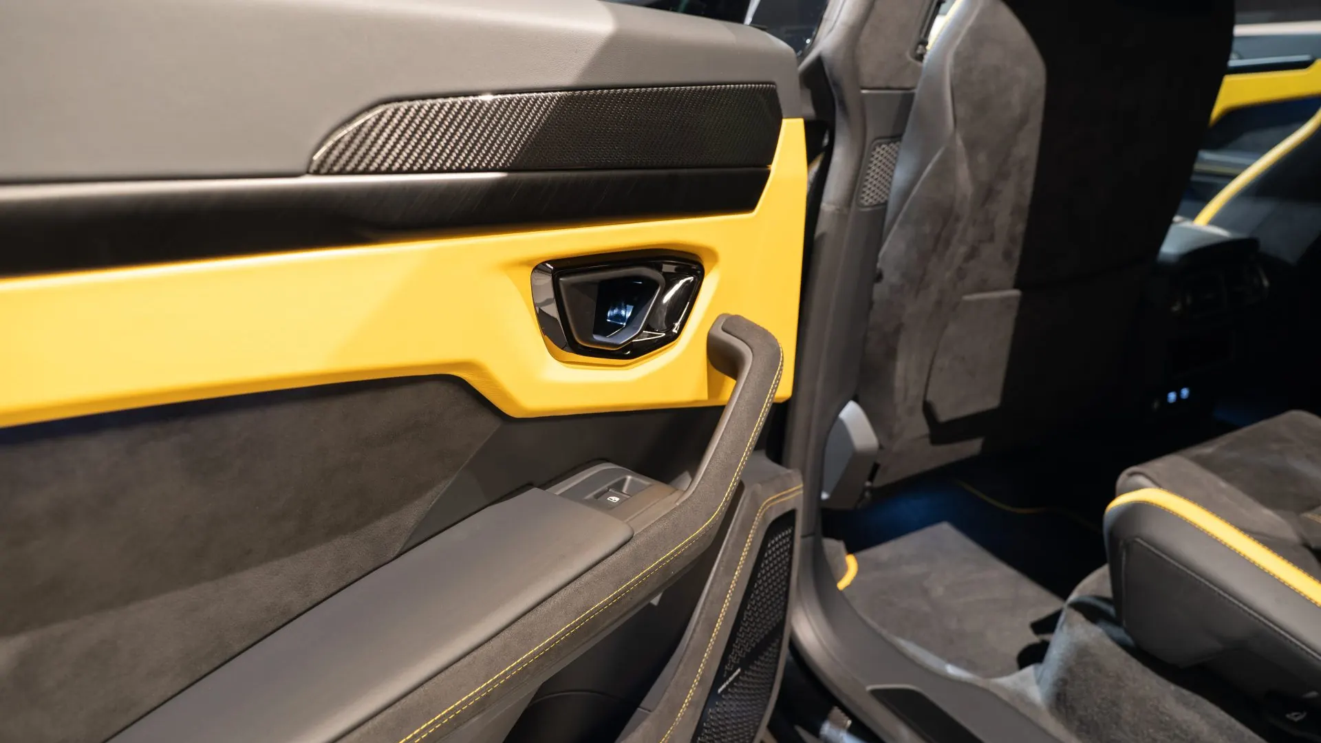 Lamborghini URUS — photo 16