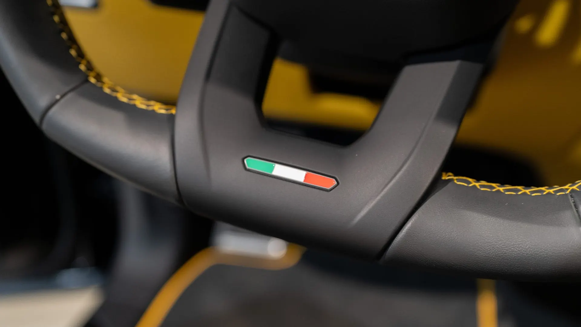 Lamborghini URUS — photo 33