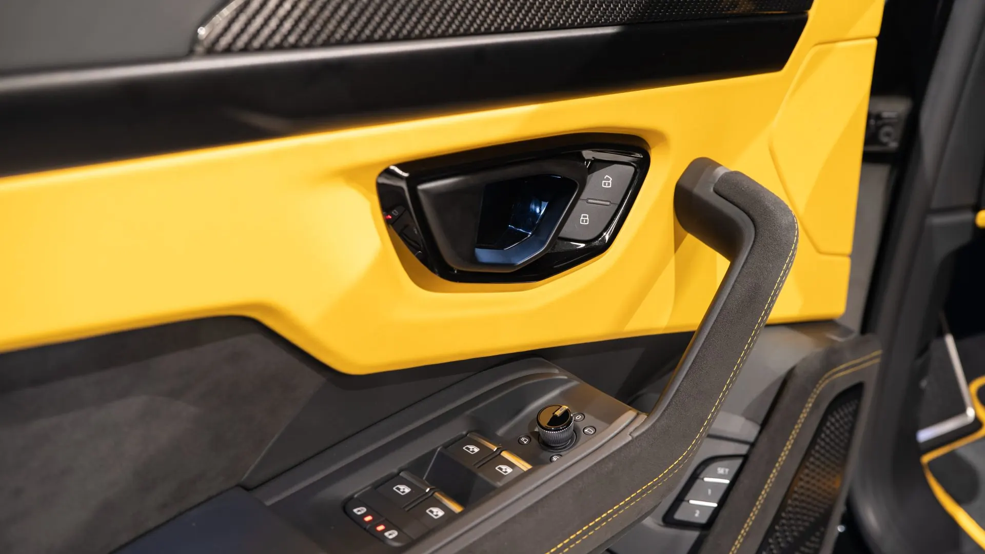 Lamborghini URUS — photo 13