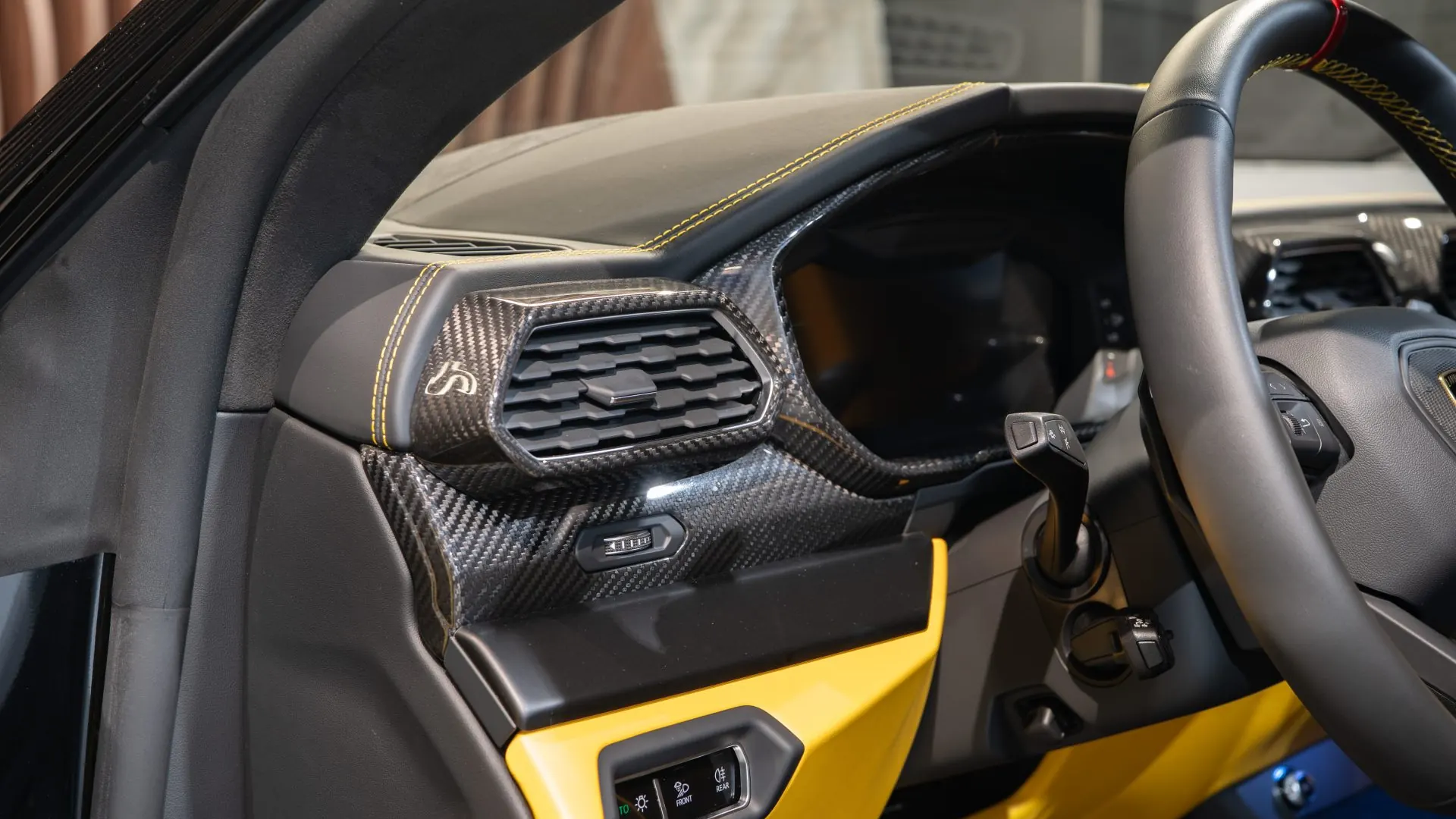 Lamborghini URUS — photo 20