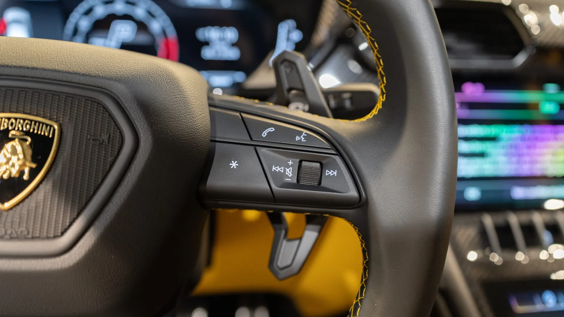 Lamborghini URUS — photo 26
