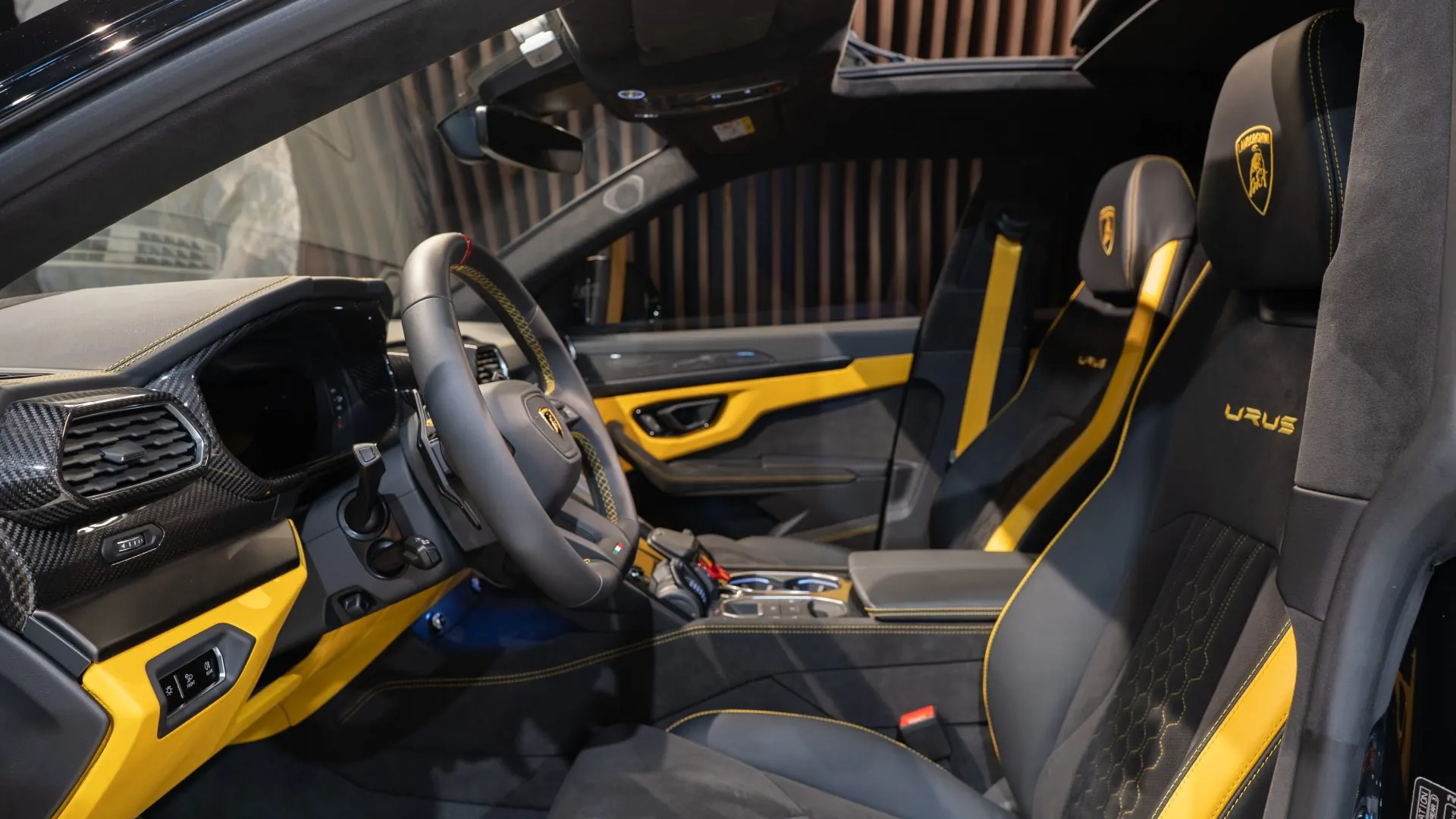 Lamborghini URUS — photo 10