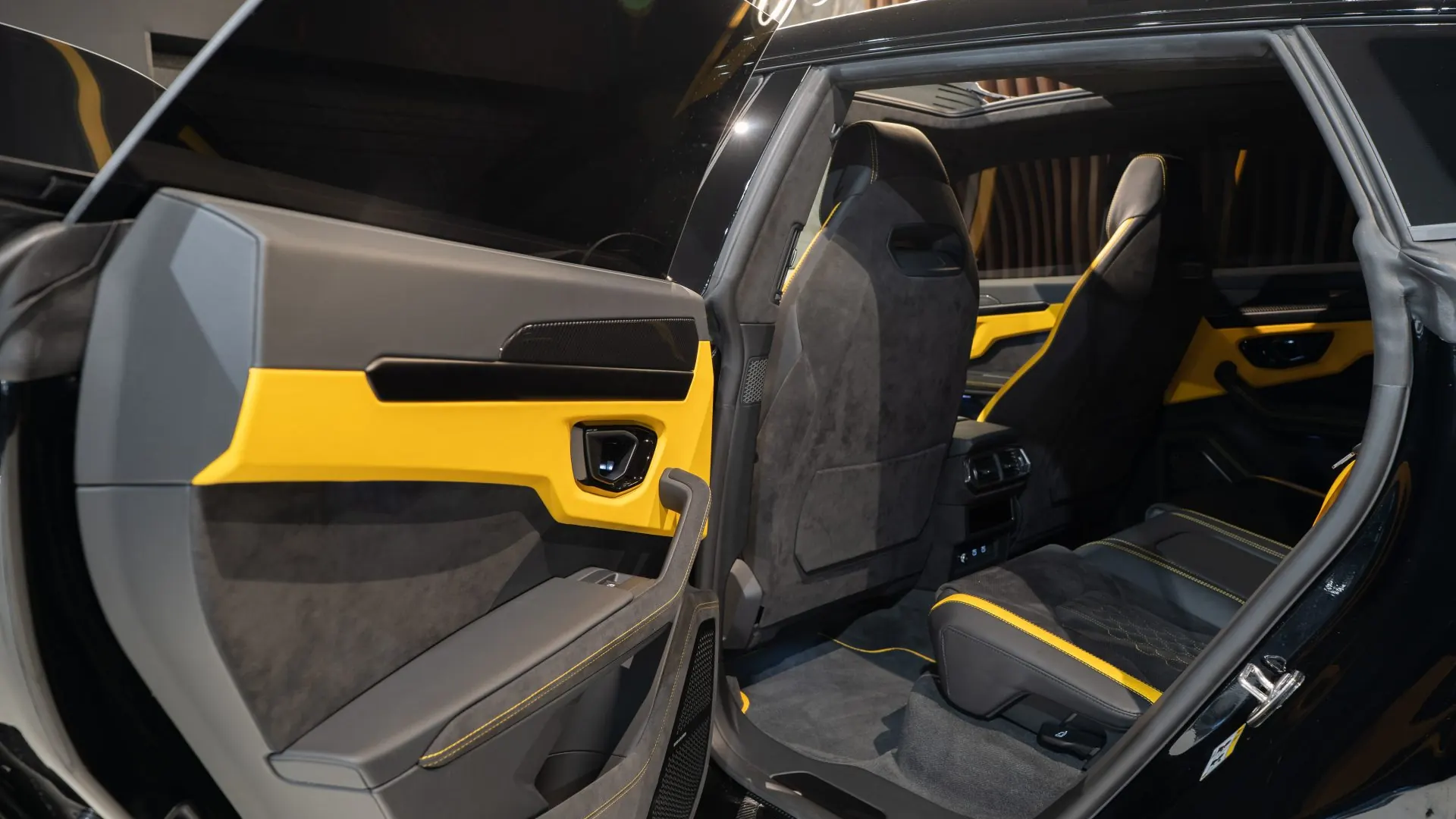 Lamborghini URUS — photo 18