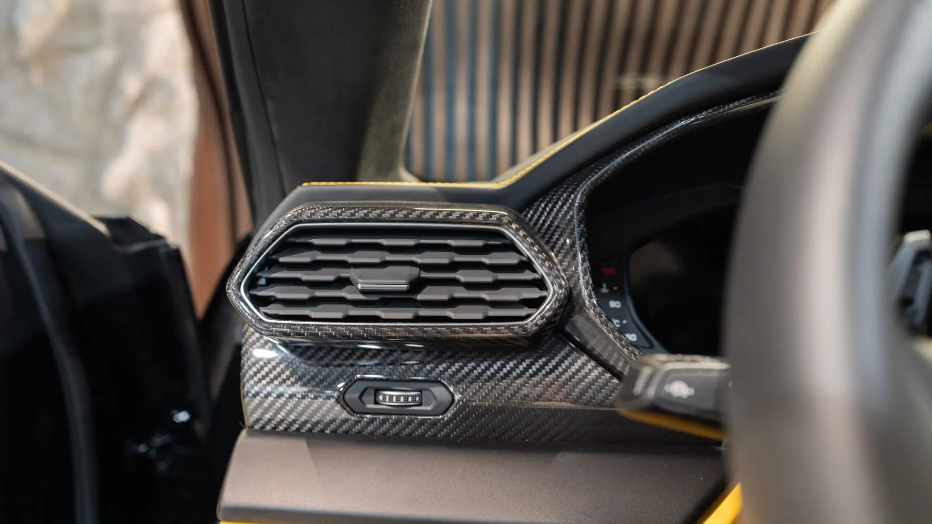 Lamborghini URUS — photo 24