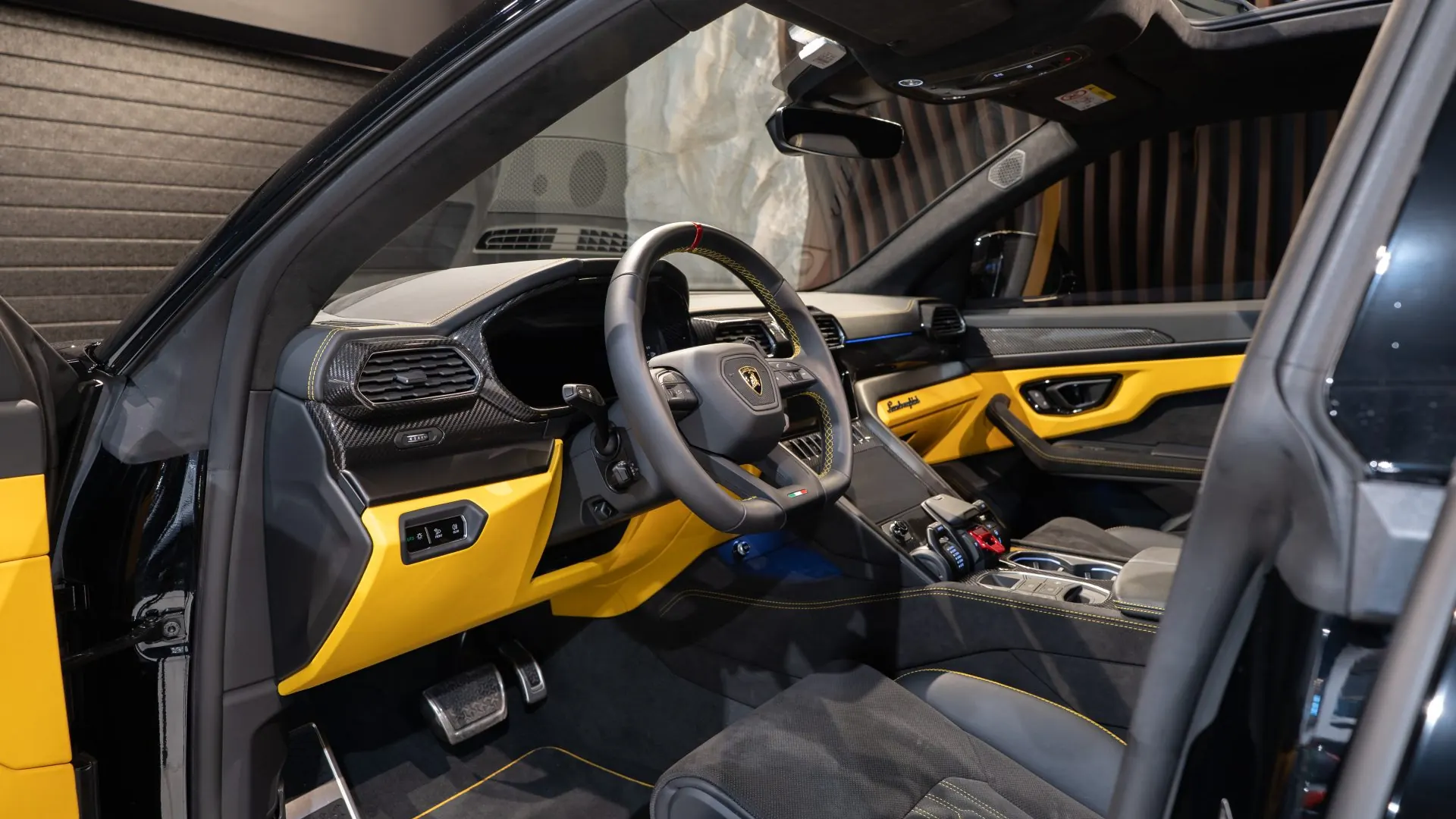 Lamborghini URUS — photo 11
